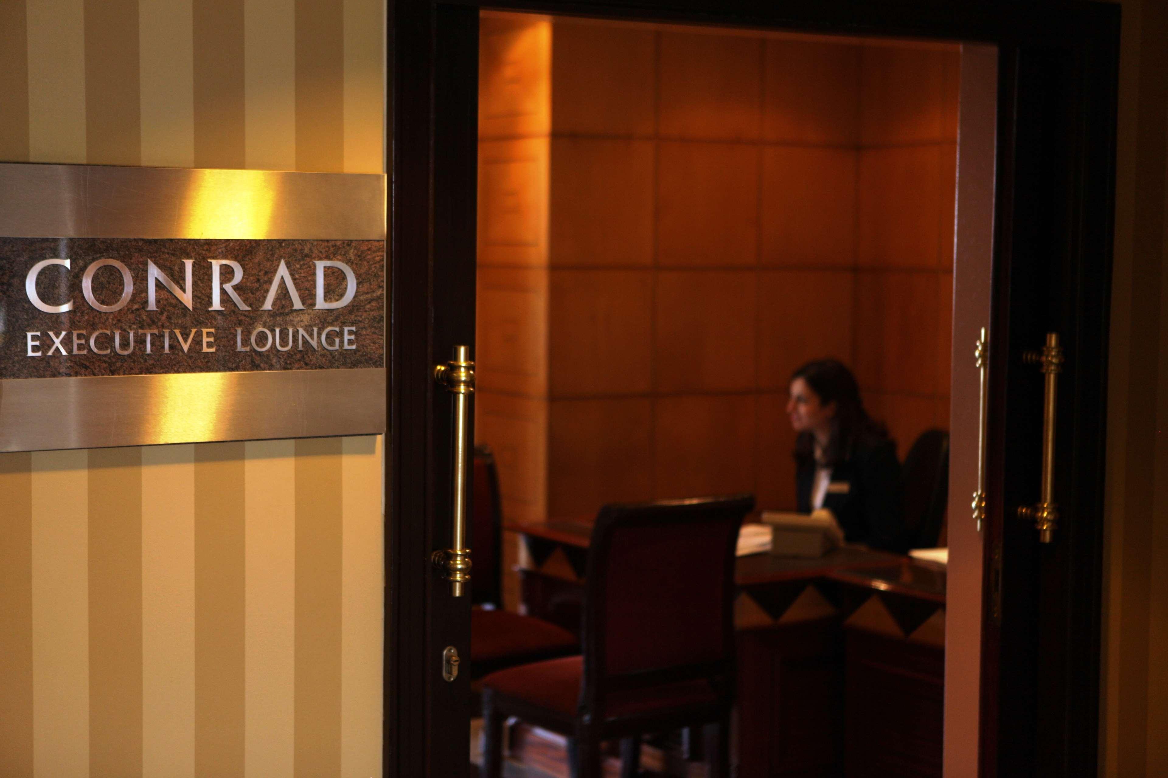 Sofitel Cairo Downtown Nile Otel Dış mekan fotoğraf Conrad Executive Lounge at Hong Kong International Airport