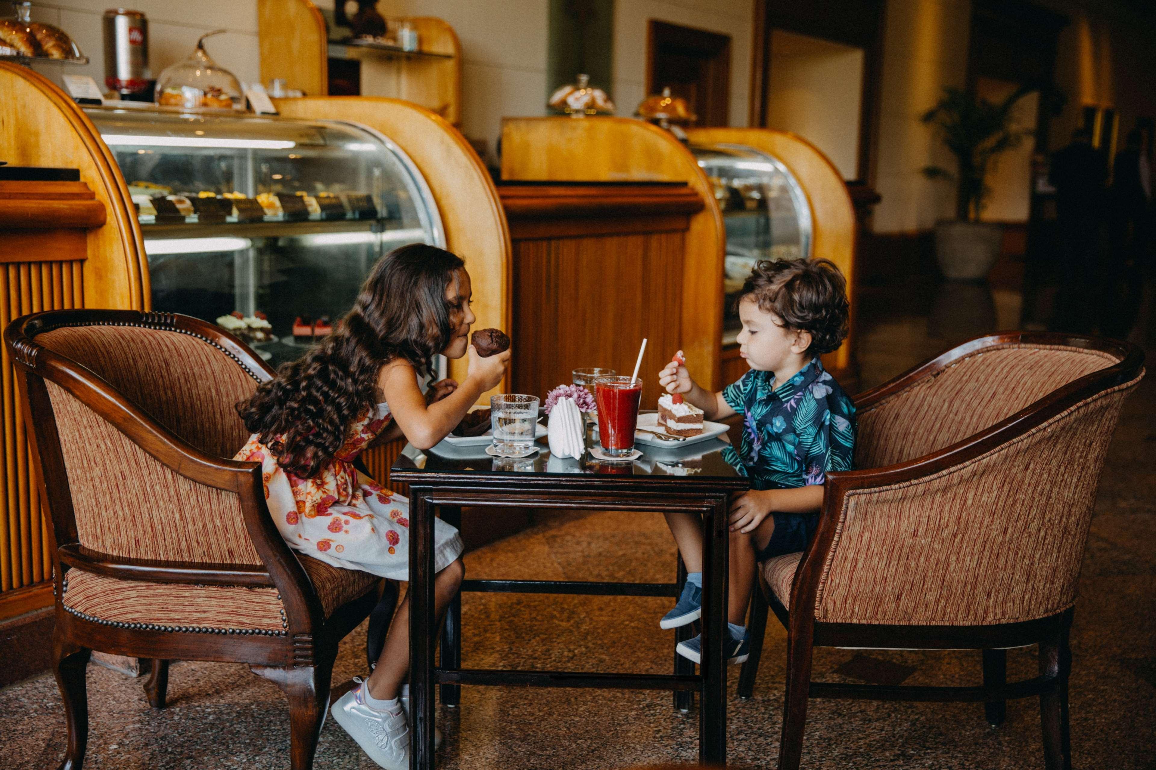 Sofitel Cairo Downtown Nile Otel Dış mekan fotoğraf Children eating at a restaurant