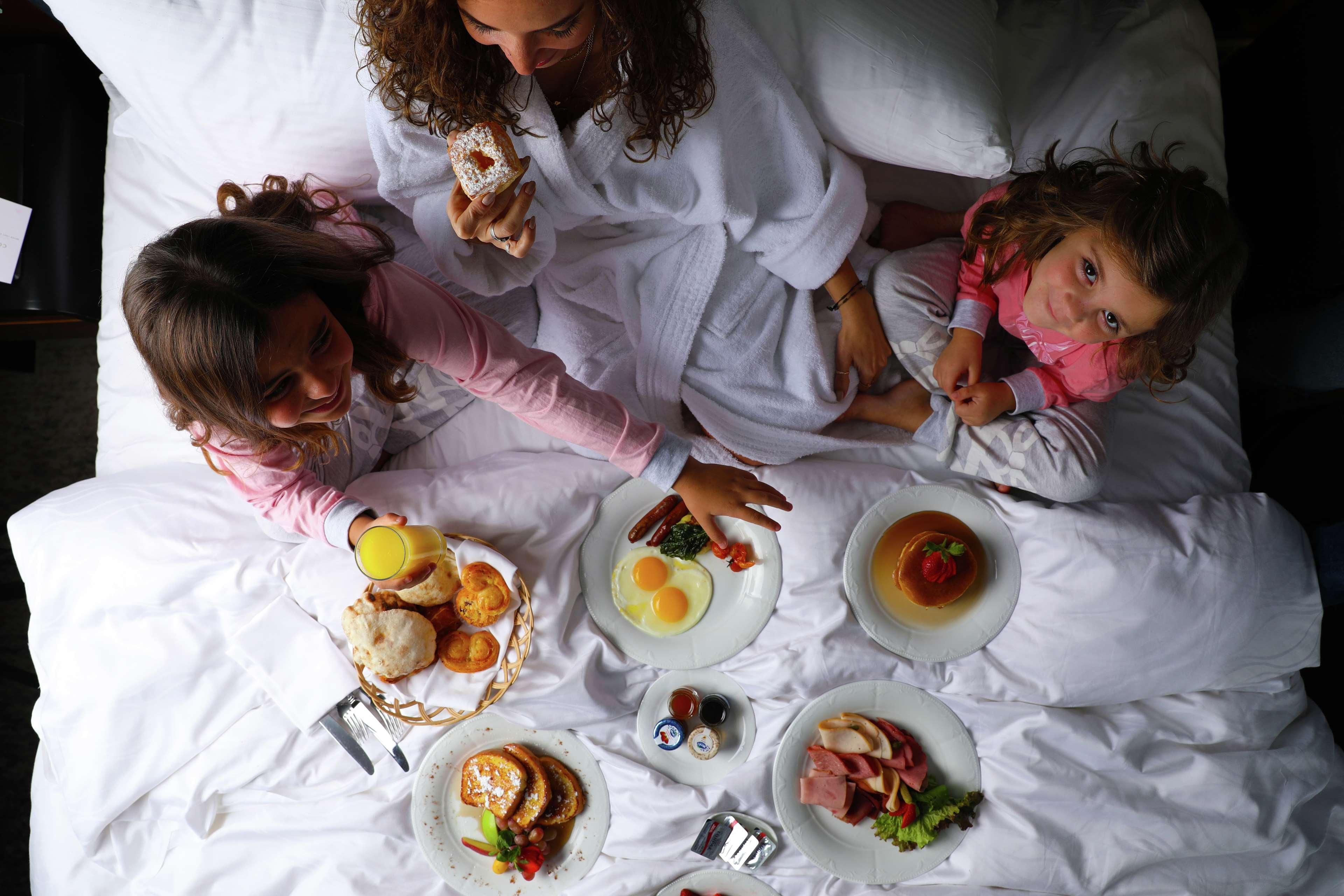 Sofitel Cairo Downtown Nile Otel Dış mekan fotoğraf A family breakfast