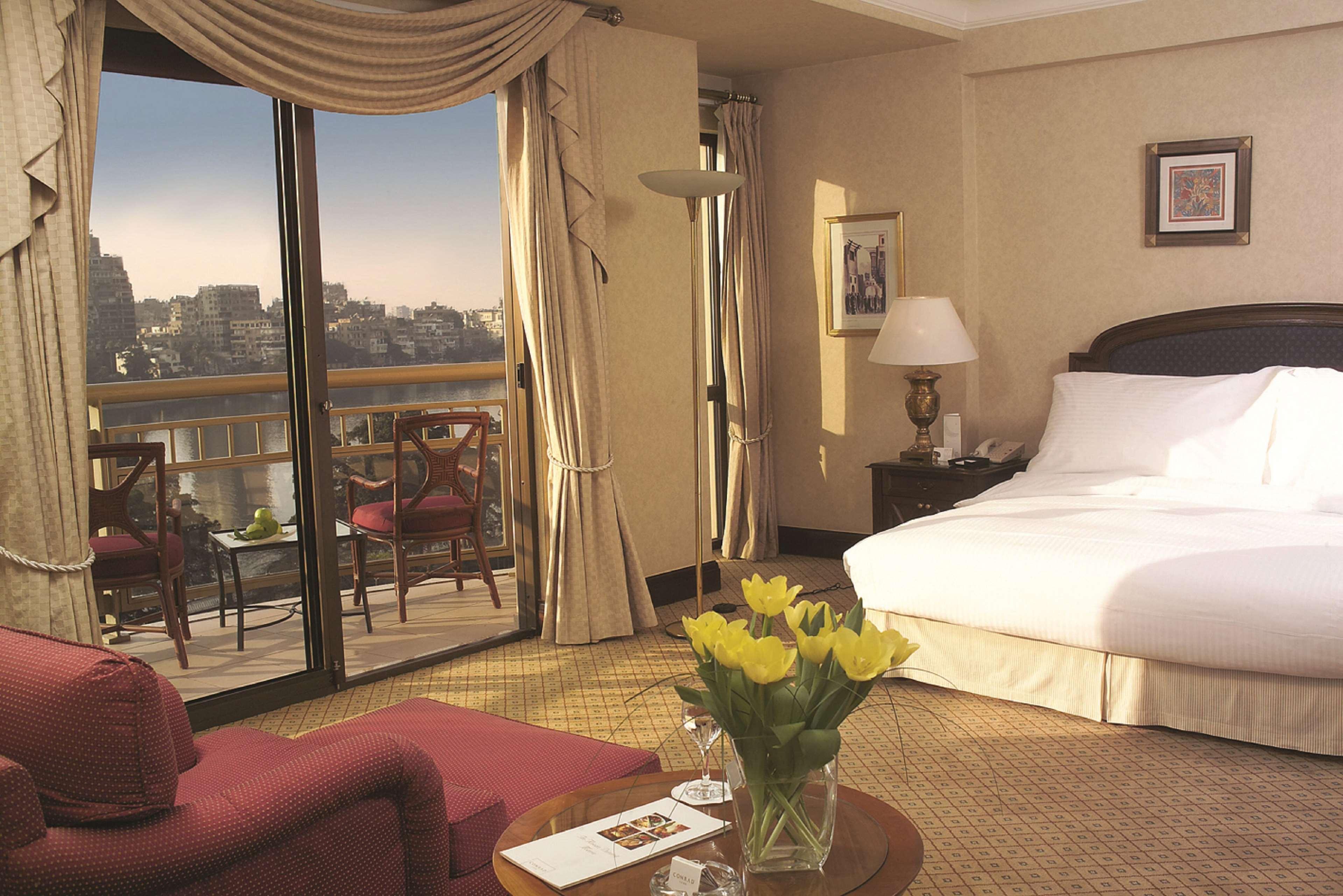 Sofitel Cairo Downtown Nile Otel Dış mekan fotoğraf A room at the Four Seasons Hotel, Cairo