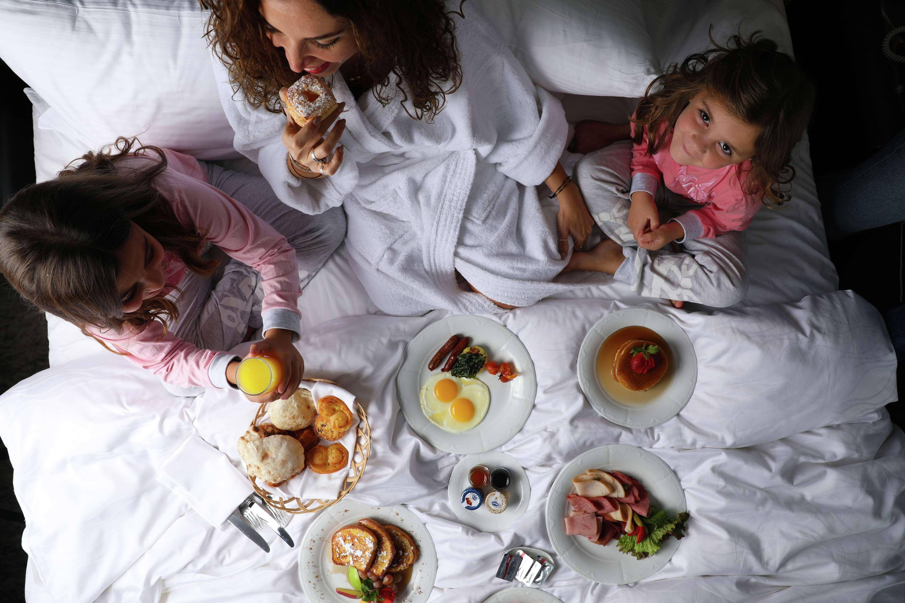 Sofitel Cairo Downtown Nile Otel Dış mekan fotoğraf A family breakfast in bed