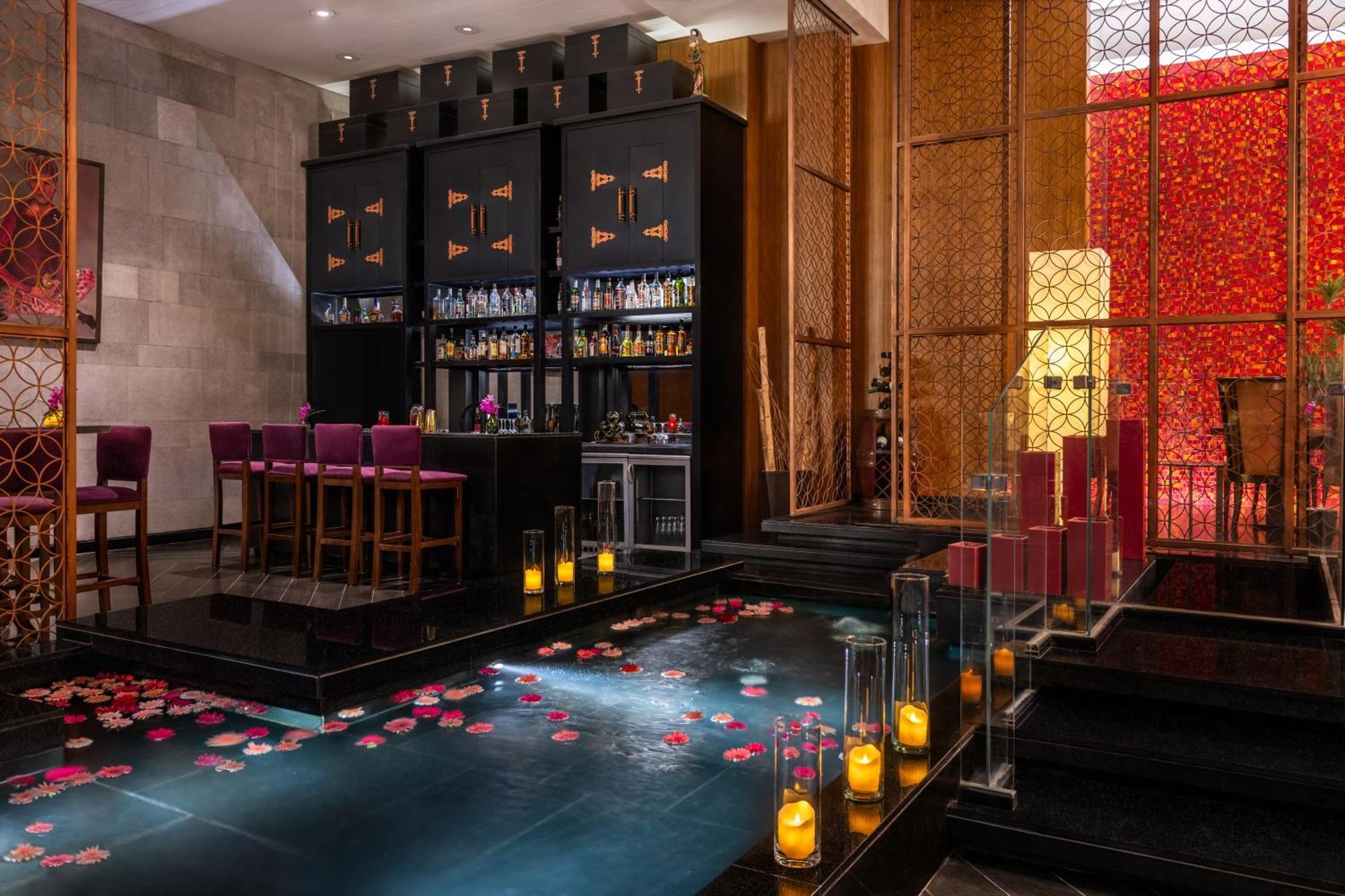 Sofitel Cairo Downtown Nile Otel Dış mekan fotoğraf The bar at the Taj Mahal Palace