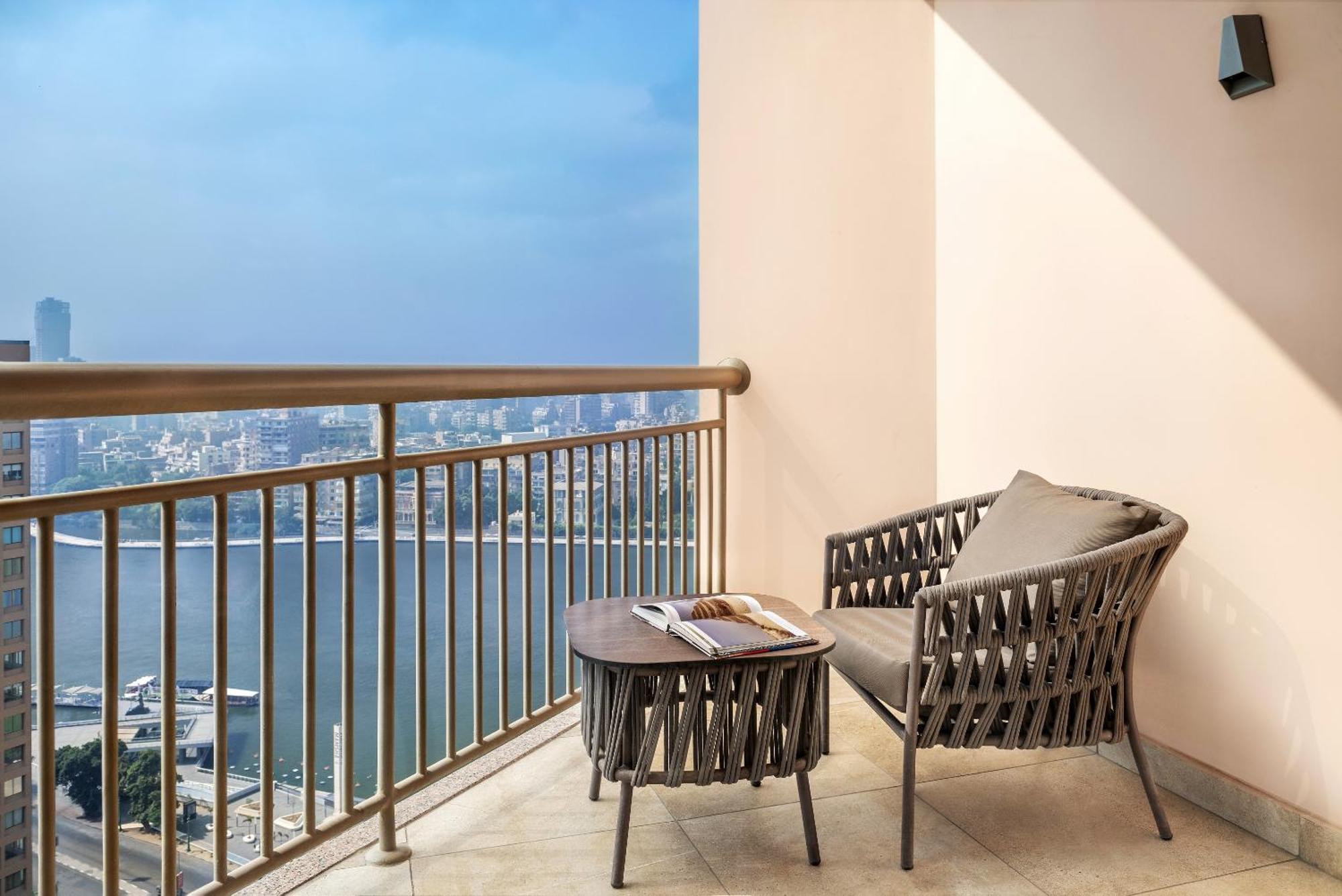 Sofitel Cairo Downtown Nile Otel Dış mekan fotoğraf A balcony