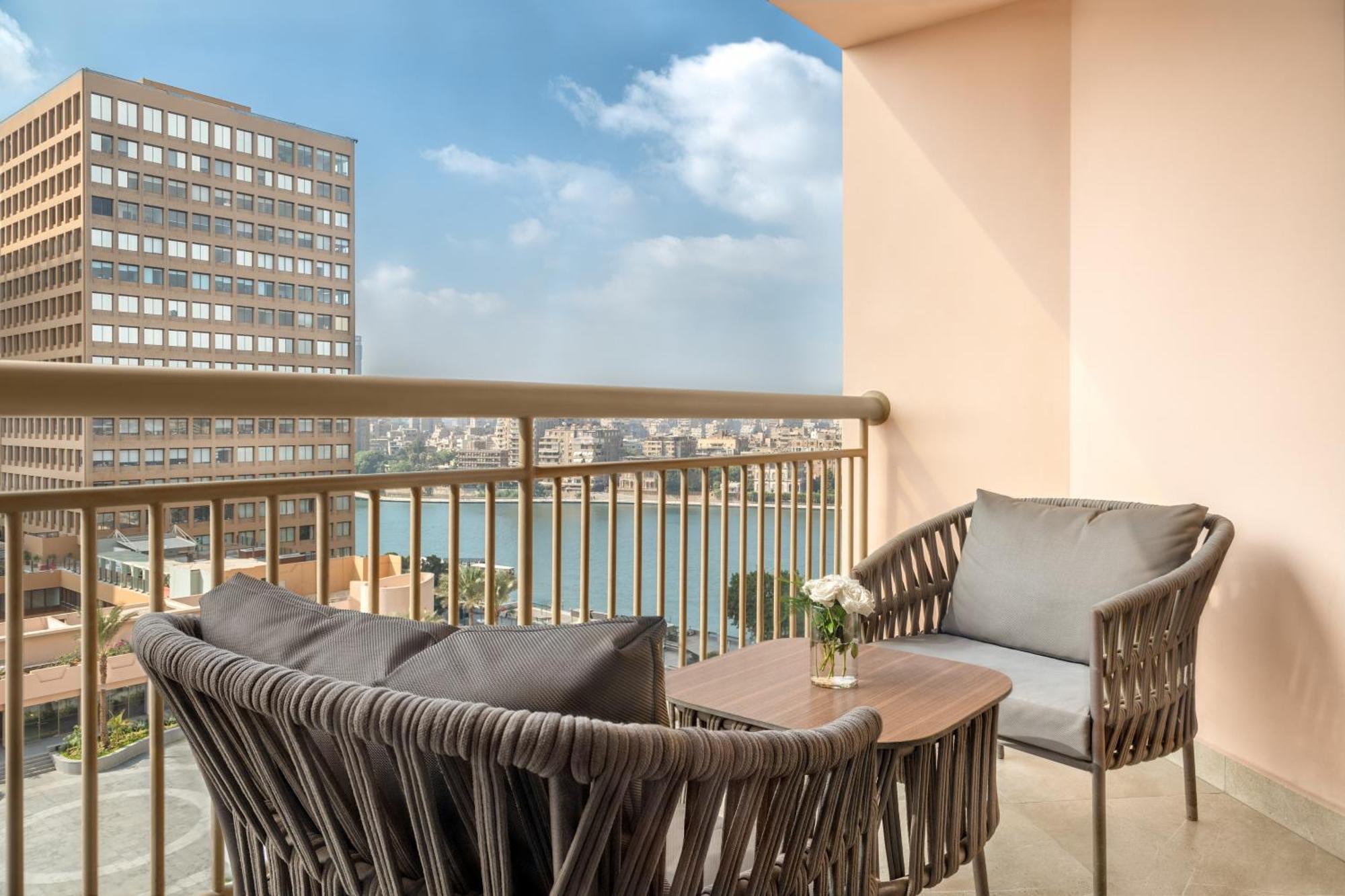 Sofitel Cairo Downtown Nile Otel Dış mekan fotoğraf Balcony