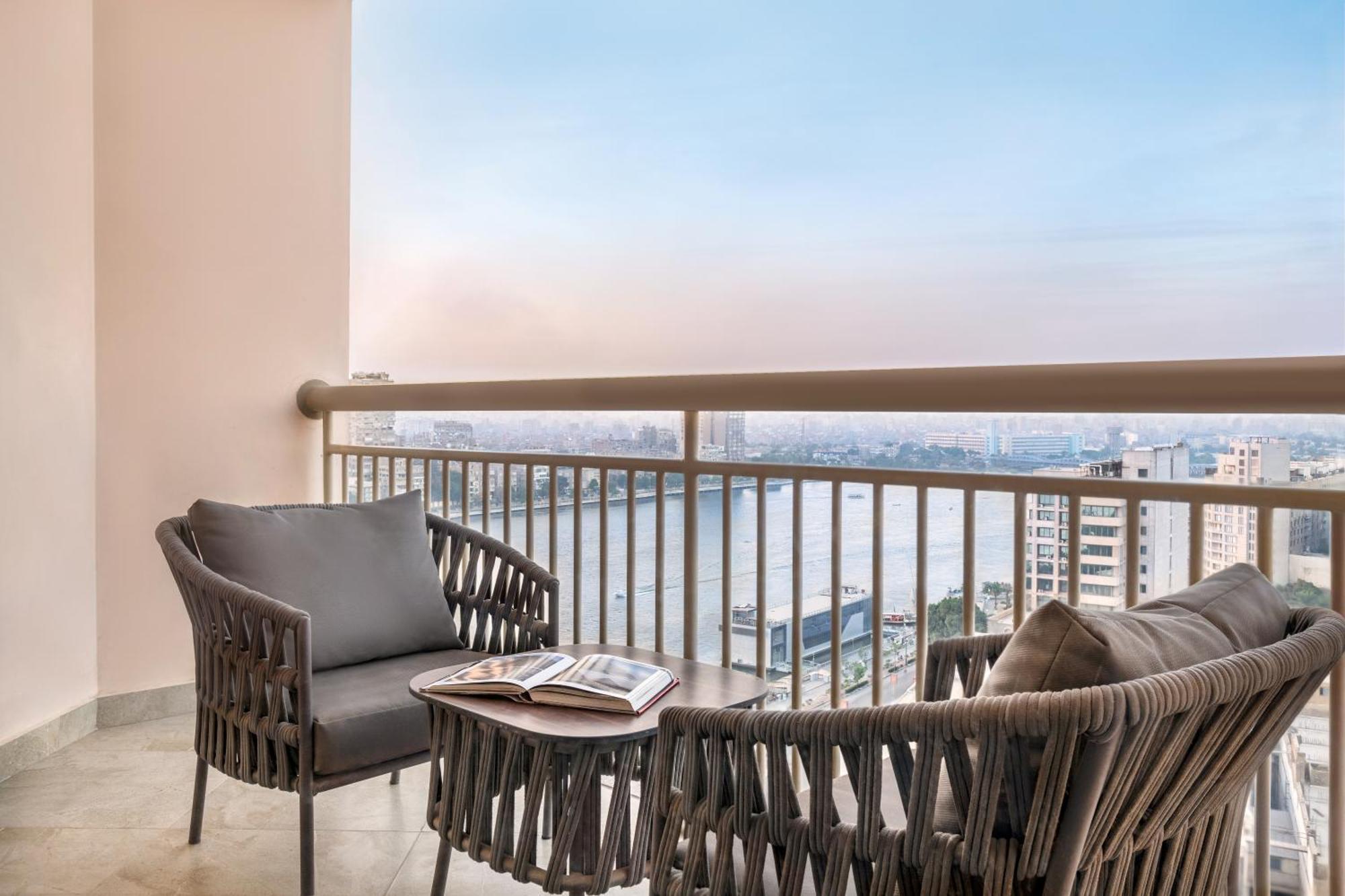 Sofitel Cairo Downtown Nile Otel Dış mekan fotoğraf Balcony